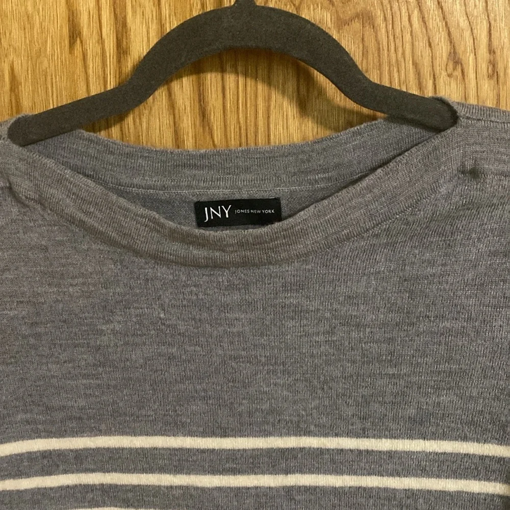 Jones New York Large 100% Extra Fine Merino Wool Gray and White Good Condition